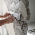 découvrez des techniques simples et efficaces pour appliquer du plâtre sur un mur, obtenir une surface lisse et préparer parfaitement vos murs pour la peinture ou la décoration.