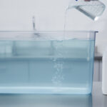 découvrez quelle quantité de javel est nécessaire pour désinfecter efficacement 1000 litres d'eau, afin d'assurer une eau propre et sécuritaire.