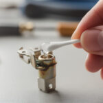 apprenez à nettoyer efficacement un contact électrique avec du vinaigre pour améliorer la conductivité et assurer un fonctionnement optimal de vos appareils.