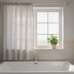 découvrez comment choisir le rideau de fenêtre idéal pour votre salle de bain en alliant style, fonctionnalité et résistance à l'humidité.