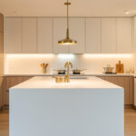 Cuisine ouverte moderne et élégante avec îlot central, rangements intégrés, éclairage doux et ambiance chaleureuse.