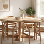 Salle à manger familiale lumineuse avec une table ronde en bois, six chaises dépareillées et un espace de circulation dégagé autour de la table.