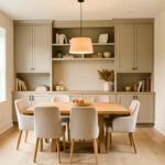 Coin repas familial lumineux dans une maison contemporaine, avec table en bois clair, assises confortables, suspension chaleureuse et rangements discrets.