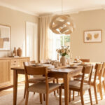 Salle à manger familiale lumineuse avec mobilier en bois harmonieux, buffet chaleureux et suspension design.
